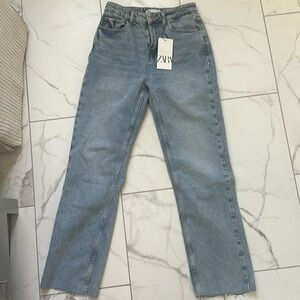 Zara denim. New with tag!!!
HIGH RISE Z1975 STRAIGHT LEG JEANS